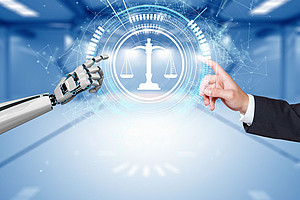 Symbolbild, Arm eines Roboters und Arm eines Menschen zeigen auf eine digitalisierte Waage