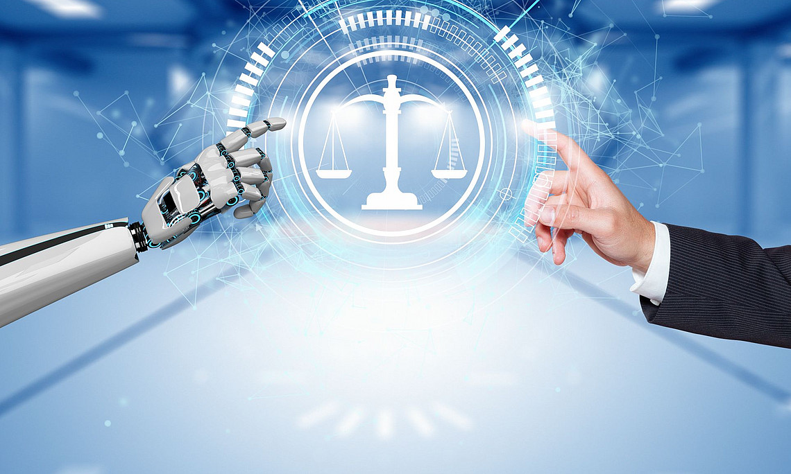 Symbolbild, Arm eines Roboters und Arm eines Menschen zeigen auf eine digitalisierte Waage