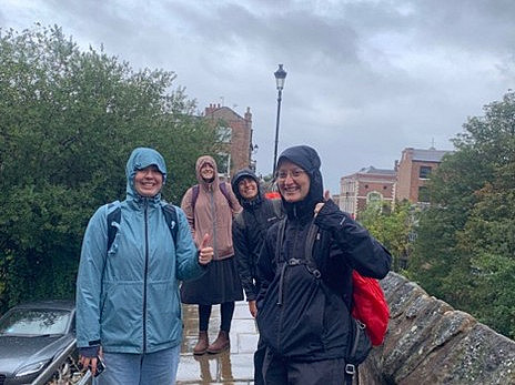 Gruppe Menschen im Regen ©Global Diary | Elisa Mathes