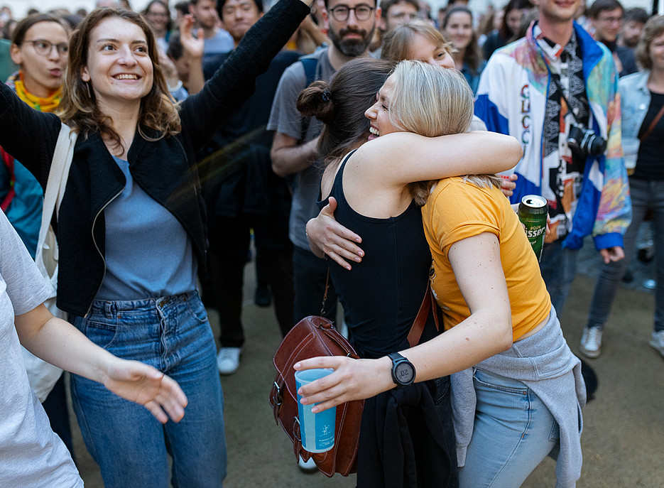 Leute umarmen sich ©Uni Graz / Kanizaj