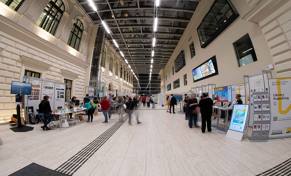 Blick ins Foyer der Bibliothek bei der Langen Nacht der Forschung 2024