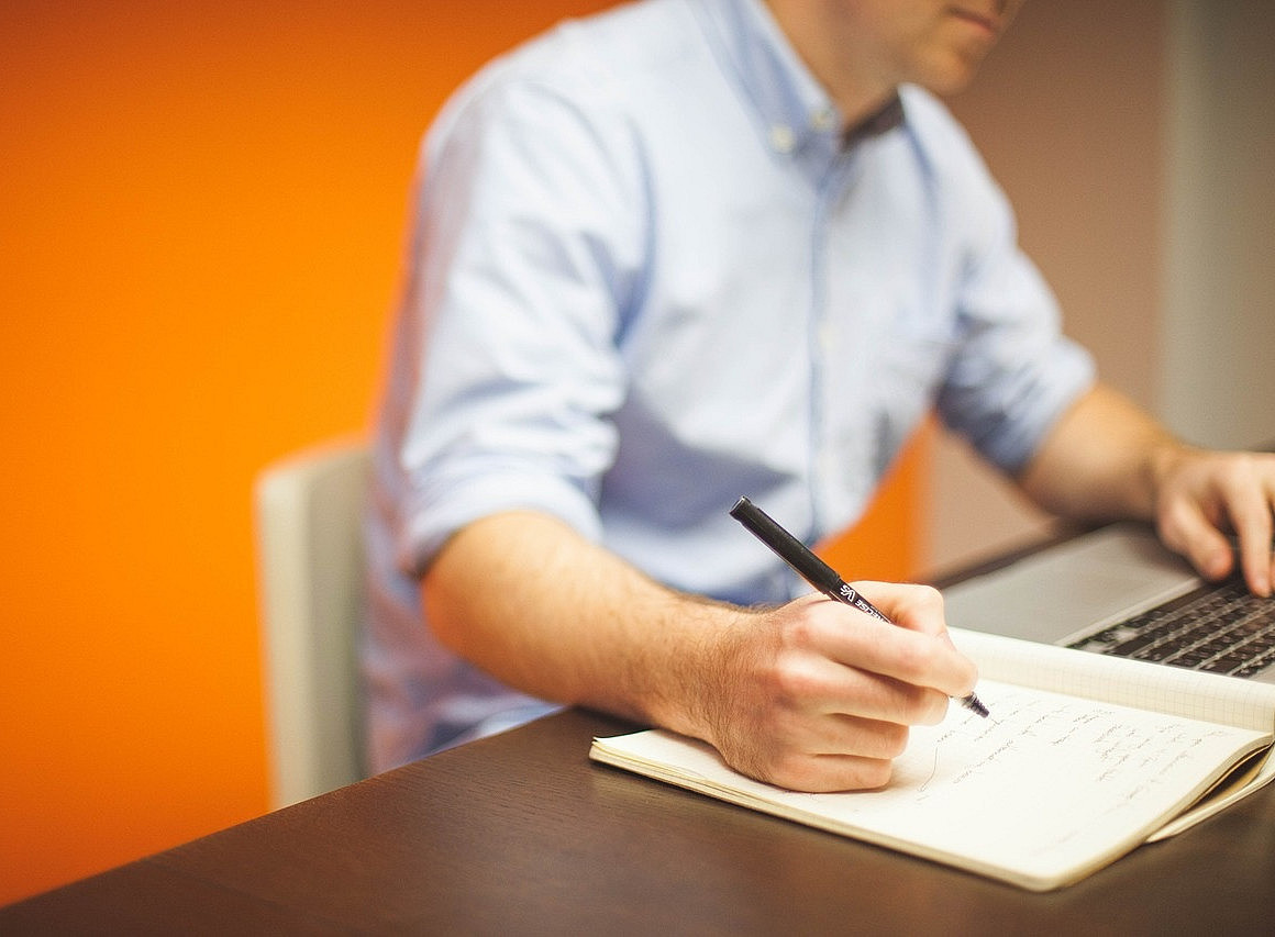 Mensch vor PC, Planung ©Pixabay StartupStockPhotos