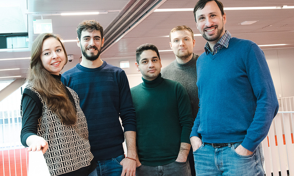 Diana Shakirova, Adrià Conós Valero, Masoud Hamidi, Sergei Gladyshev and Thomas Weiss, standing in der university library