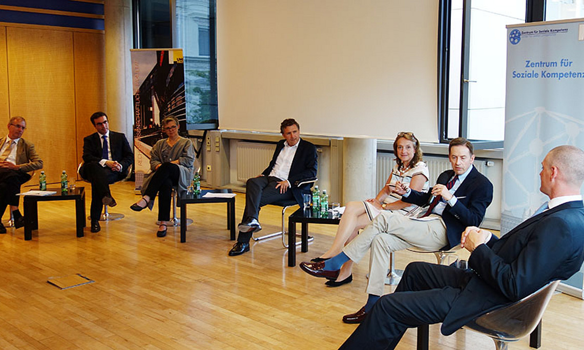 Wolfgang Kallus, Alexander Insam, Vizerektorin Renate Dworczak, Sascha Ferz, Barbara Wurz, Christian Albert und Wolf Arne Harders (v.l.) bei der Podiumsdiskussion. 