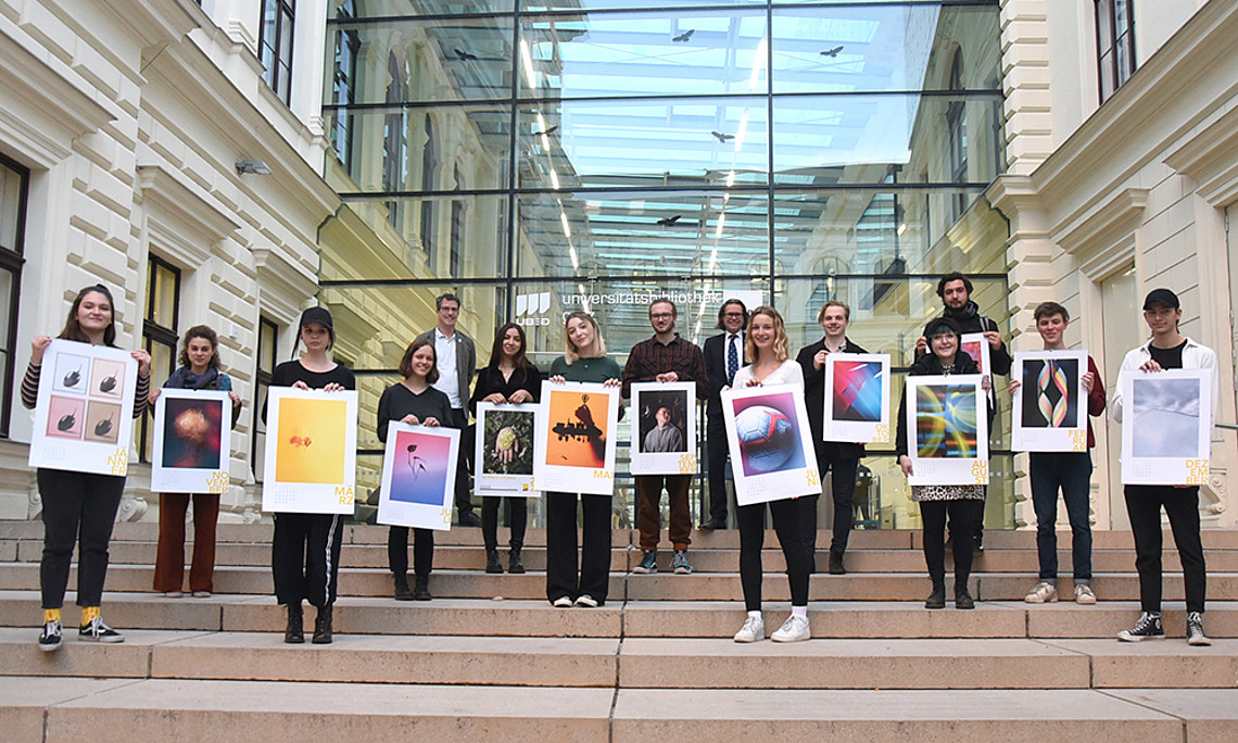 SchülerInnen und Studierende der Grazer Ortweinschule für Kunst & Design haben Forschung der Uni Graz ins Bild gesetzt. Ein Kalender und eine Ausstellung sind das Ergebnis der kreativen Zusammenarbeit. Foto: Uni Graz/Schweiger 