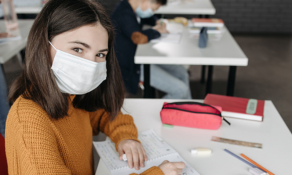 Für viele Kinder und Jugendliche sind Maske, Abstand und (teilweises) distance learning in den vergangenen zwei Jahren "normal" geworden. Wie Erwachsene sie in der aktuellen Phase der Pandemie am besten unterstützen, beschreibt die pädagogische Psychologin Manuela Paechter in der aktuellen Ausgabe des "HörSaal"-Podcasts. Foto: pexels.com 