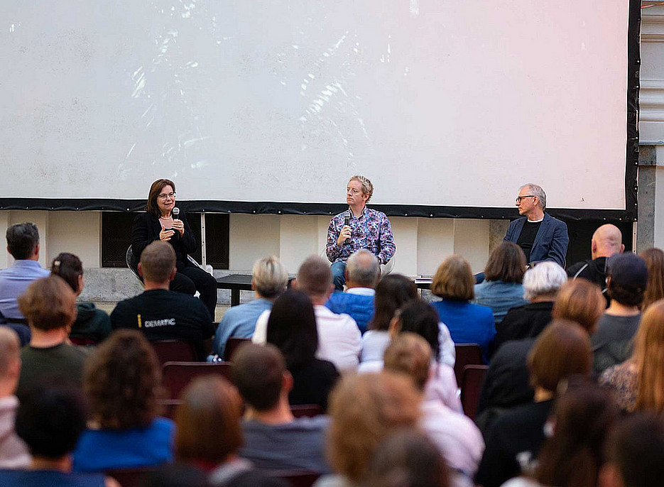 Michaela Sohn-Kronthaler, Fritz Treiber and Bernd Hillebrand (from left to right) shed light on the papal election in the film “Conclave”. Photo: University of Graz/Angele 