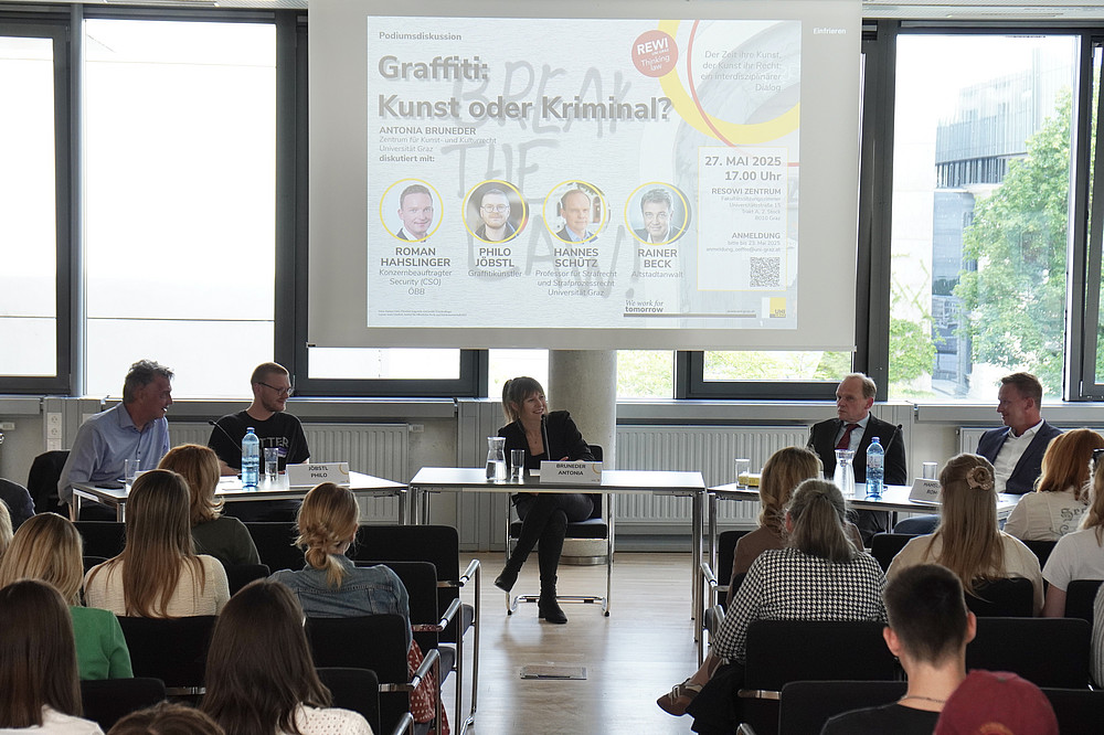 Antonia Bruneder am Podium der Veranstaltung des Zentrums für Kunst- und Kulturrecht