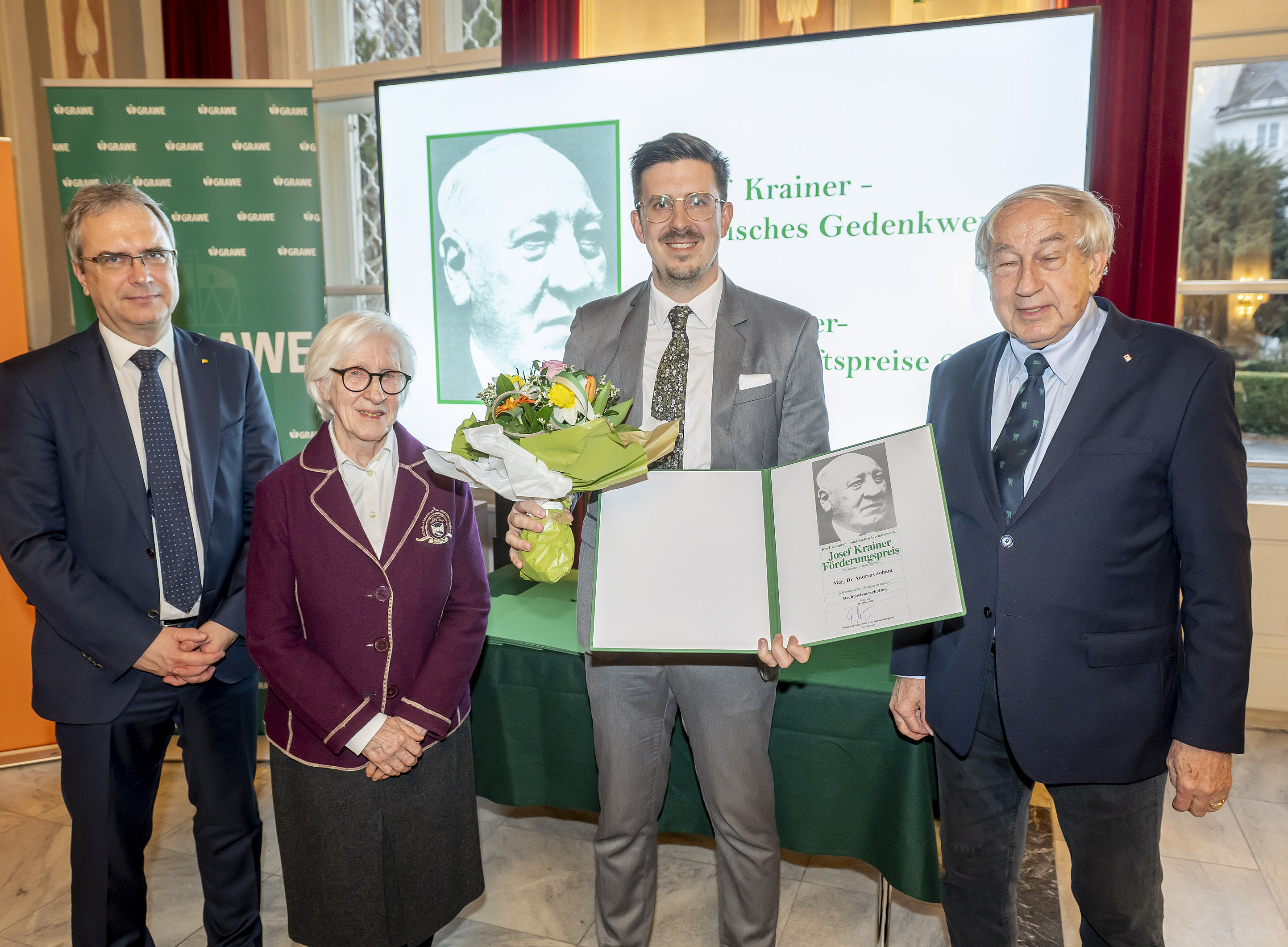 Der Preisträger mit Blumenstrauß und Urkunde ©Foto Fischer