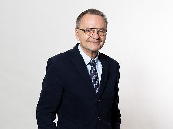 Institutsleiter Edwin Fischer, Mann im Anzug, Institut für Finanzwirtschaft ©SBESS/Wolf