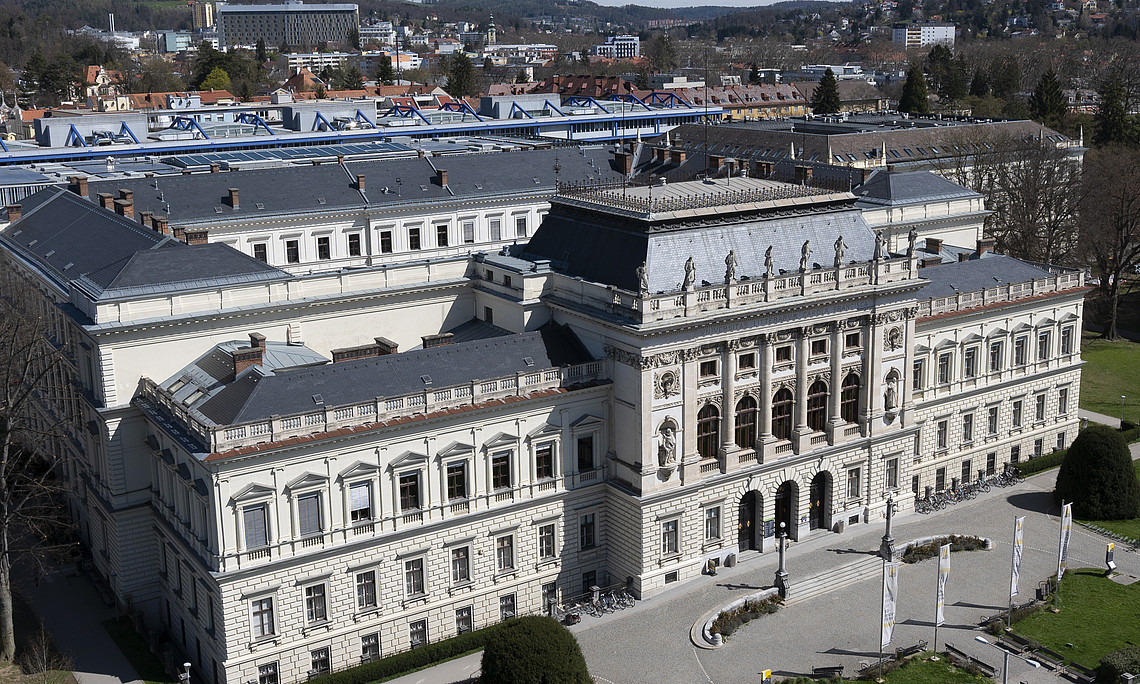  das Hauptgebäude der Universität Graz ist aus der Luft fotografiert