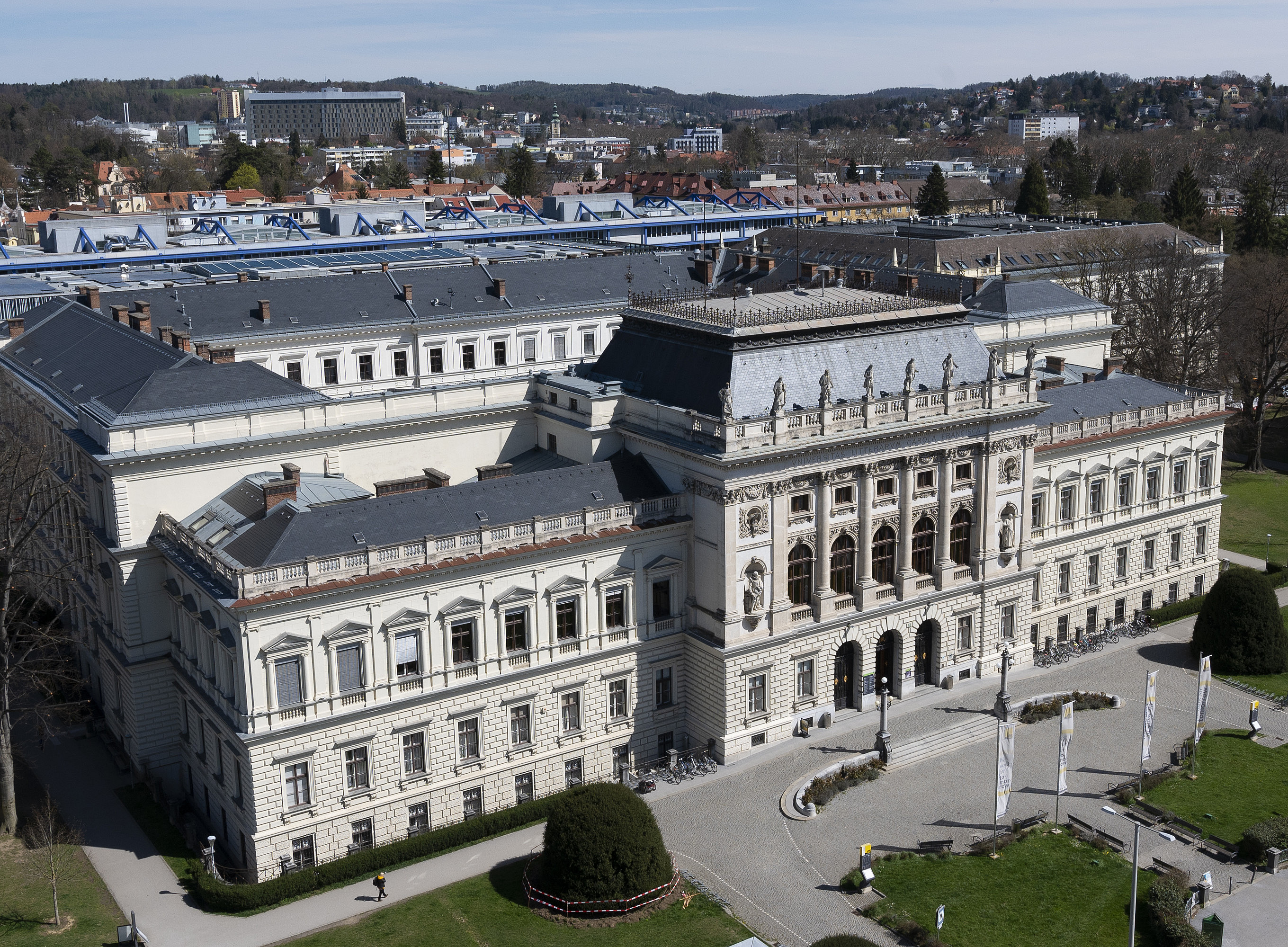  das Hauptgebäude der Universität Graz ist aus der Luft fotografiert ©Uni Graz/Angele