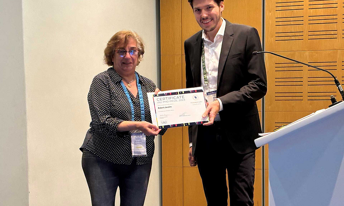 Cristina Mandrini, Präsidentin der Sektion Sonne und Heliosphäre der Internationalen Astronomischen Union, überreichte den PhD-Preis an Robert Jarolim
