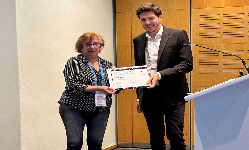Cristina Mandrini, Präsidentin der Sektion Sonne und Heliosphäre der Internationalen Astronomischen Union, überreichte den PhD-Preis an Robert Jarolim