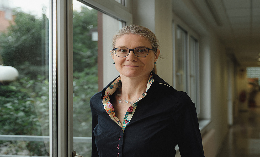 Porträt von Hermine Mitter in einem Gang im Intitutsgebäude