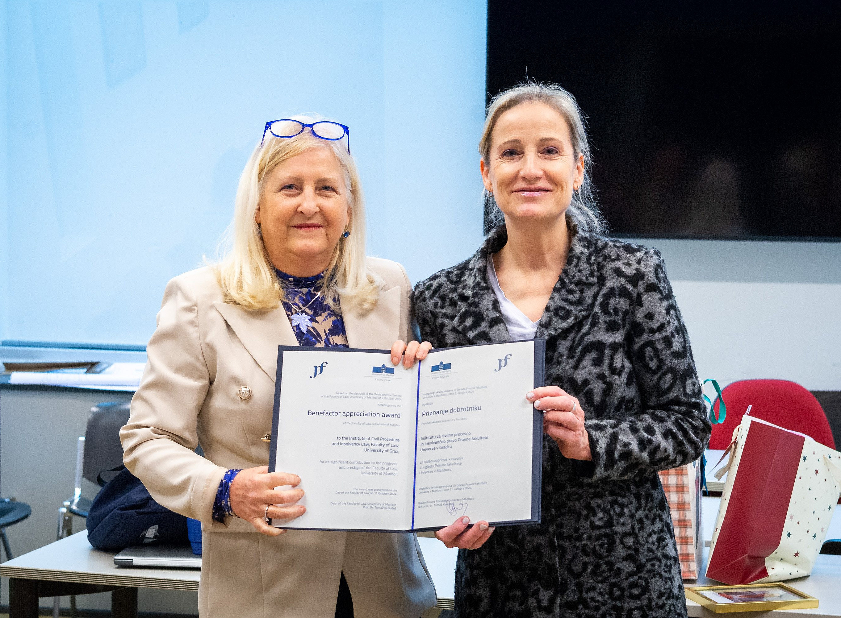 Vesna Rijavec übergibt Bettina Nunner-Krautgasser die Urkunde für die Verleihung des Benefactor appreciation awards der Rechtswissenschaftlichen Fakultät der Uni Maribor an das Institut für Zivilverfahrensrecht und Insolvenzrecht der Uni Graz. 