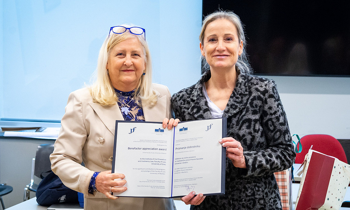 Vesna Rijavec übergibt Bettina Nunner-Krautgasser die Urkunde für die Verleihung des Benefactor appreciation awards der Rechtswissenschaftlichen Fakultät der Uni Maribor an das Institut für Zivilverfahrensrecht und Insolvenzrecht der Uni Graz.