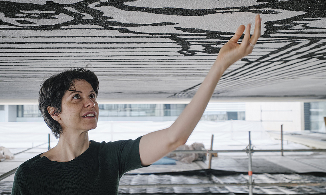 Derzeit wird an der Untersicht des Bibliotheksbaus ein Sgraffito angebracht. Es wird eine perspektivische Zeichnung PERSPECTIVA PRACTICA. Die Vorlage lieferte die Künstlerin Anna Artaker. Foto: David Schreyer