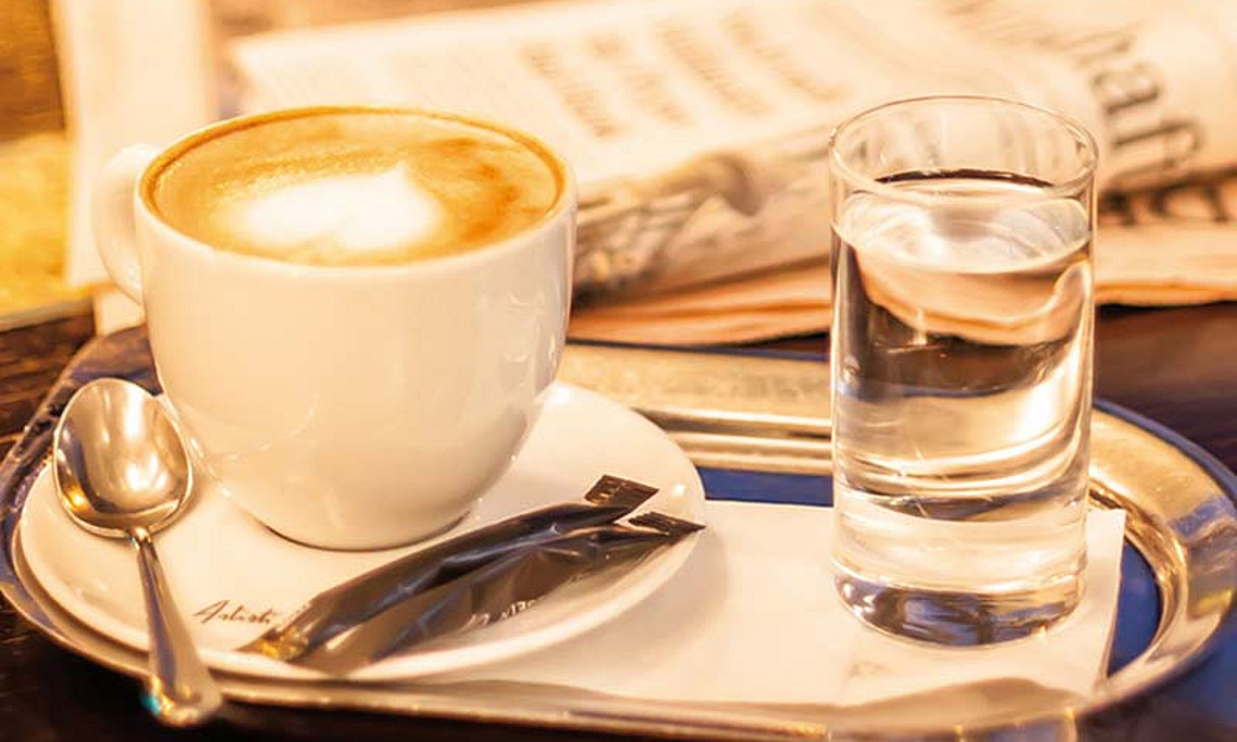 Kaffeetasse am Tisch