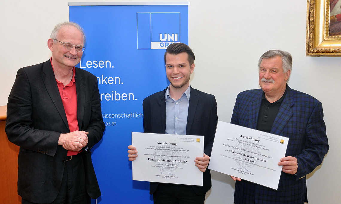 Dekan Lukas Meyer überreicht dem Linguisten Dimitrios Meletis und seinem Betreuer Hanspeter Gadler den Preis. (v.l.)