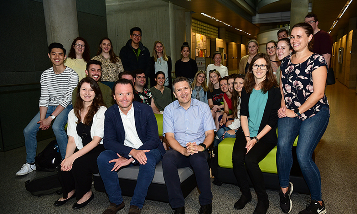 Sascha Ferz und REWI-Dekan Johannes Zollner (Mitte) mit dem Summerschool-Team und den australischen Studierenden. Foto: Uni Graz/Leljak. 