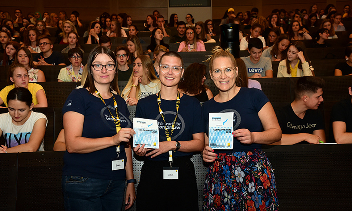 Erika Kettner, Julia Huemer und Elisabeth Krauss (v.l.) von 4students begrüßten insgesamt rund 250 TeilnehmerInnen bei der Schnupperuni 2019. Foto: Uni Graz/Leljak. 