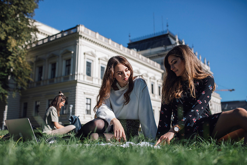 Studierende am Uni Graz Campus ©Uni Graz/Kanizaj