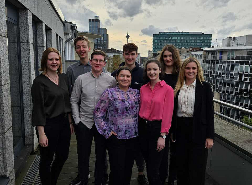 Gruppe von Moot Court Mitgliedern auf einer Terrasse in Düsseldorf 