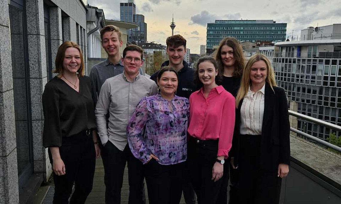 Gruppe von Moot Court Mitgliedern auf einer Terrasse in Düsseldorf