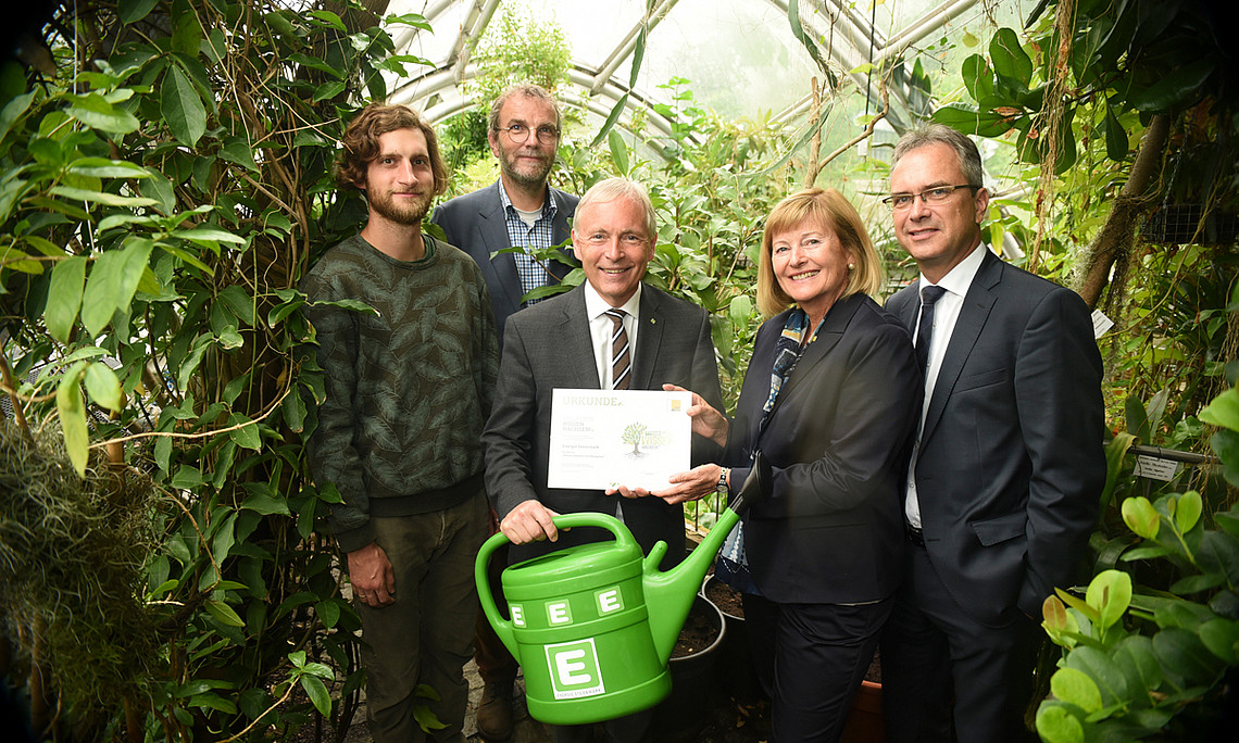 Der Botanische Garten darf sich über einen neuen Quartierspender freuen: Die ENERGIE STEIERMARK übernahm die Patenschaft für das Viktoriabecken. Rektorin Christa Neuper und Vizerektor Peter Riedler (rechts) übergaben gemeinsam mit dem Leiter des Gartens Christian Berg die Urkunde an den Vorstandssprecher der ENERGIE STEIERMARK Christian Purrer (mitte) Foto: Uni Graz/Pichler