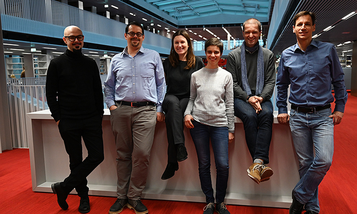 Gerald Lind, Robert Fuchs, Stefanie Lerch-Pesendorfer (v.l.) und Mario Müller (nicht am Bild) sind Teil der Action Line 6 und wurden für ihr Engagement mit einem Anton-Schelnast-Preis auszeichnet. Foto: Uni Graz/Leljak. 