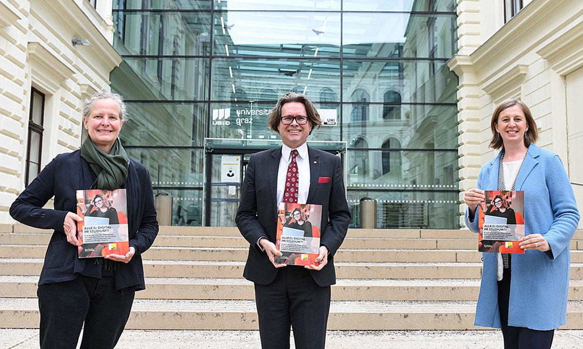 Digitaler Wissens-Check steirischer StudienanfängerInnen: Studienleiterin Michaela Stock, Rektor Martin Polaschek und Landesrätin Barbara Eibinger-Miedl (v. l.) präsentierten eine im deutschsprachigen Raum einzigartige Analyse. Foto: Uni Graz/Tzivanopoulos