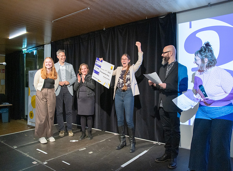 3MT 2026 Competition Winner Marlene Anzenberger is being awarded her prize by the Jury ©Uni Graz/Angele