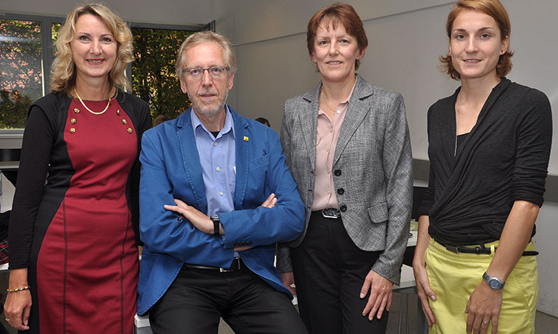 GEWI-Studiendekanin Margit Reitbauer (l.) mit den Vortragenden des ersten Praxismoduls im Joint-Degree-Masterstudium: Wernfried und Andrea Hofmeister sowie Theresa Zifko (v.l.)
