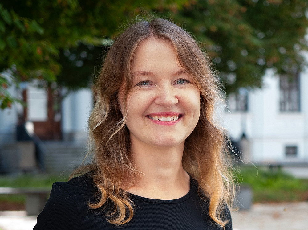 Portrait photo of Aiste Mickonyte in the inner courtyard of the main building, Department of Global Governance ©Uni Graz/Radlinger