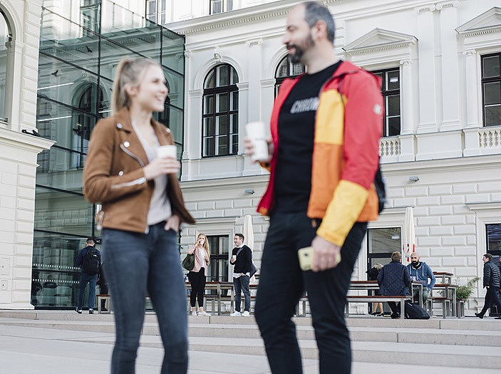 Im Gespräch ©Uni Graz/Kanizaj Im Vordergrund zwei miteinander sprechende Personen, im Hintergrund schaft ebenfalls zwei stehende Personen im Gespräch und an einem Tisch zwei sitzende Personen. {f:if(condition: 'Uni Graz/Kanizaj', then: '©Uni Graz/Kanizaj')}