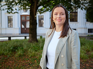 Julia Wallner im Hof des Uni Graz Hauptgebäudes ©Uni Graz/Radlinger