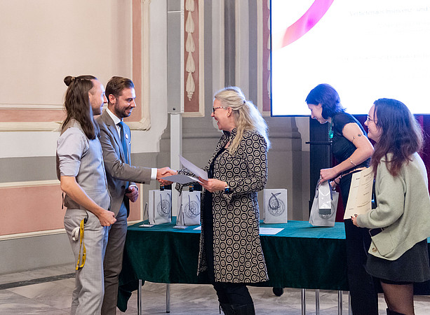 Vizerektorin Catherine Walter-Laager gratuliert Wolfgang Braza und Christoph Kreuz zum Anerkennungs-Lehrpreis 2024/25. 
