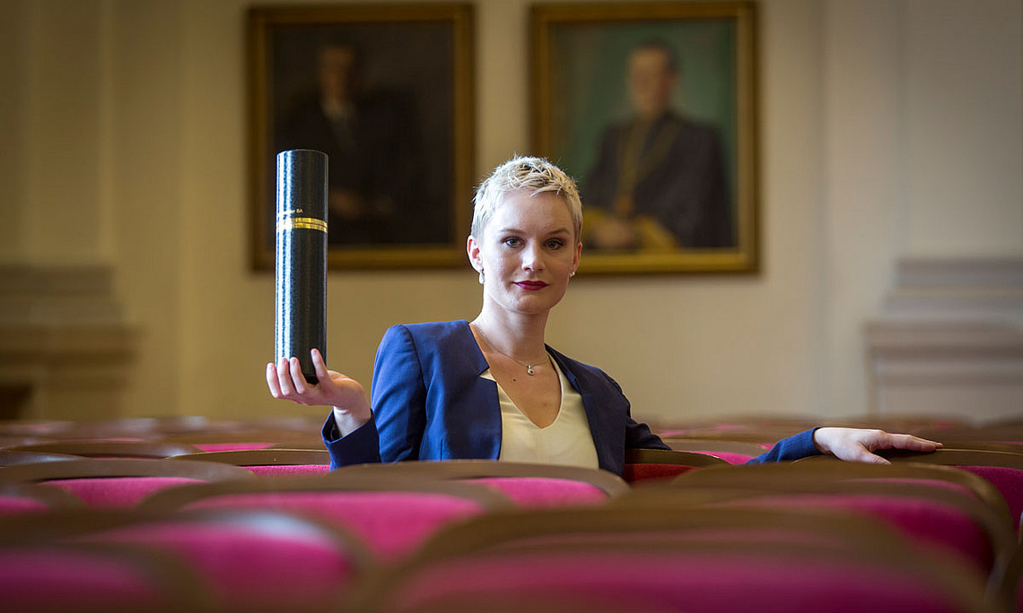 Im Rahmen eine Sponsionsfeier bekommen viele AbsolventInnen ihr Diplom persönlich überreicht. Aufgrund der Corona-Krise hat die Uni Graz nun eine neue Möglichkeit gefunden: die akademische Feier wird virtuell begangen. Foto: Uni Graz/Lunghammer