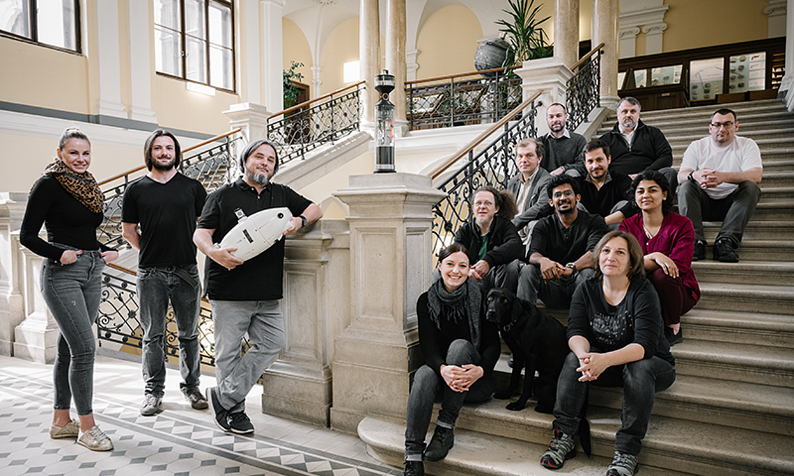 Das Team des Artificial Life Lab rund um Thomas Schmickl (3.v.l.) untersucht, wie man Ökosysteme stabilisieren, reparieren und weiterentwickeln kann. Foto: Uni Graz/Kernasenko. 