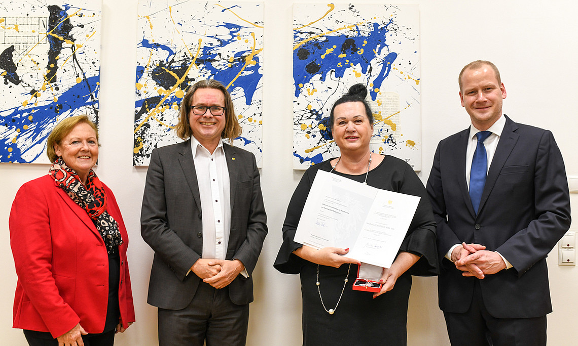 Hohe Auszeichnung an Sandra Strohmaier: Rektor Martin Polaschek überreichte das silberne Ehrenzeichen für besondere Verdienste um die Republik Österreich in Vertretung von Bundespräsident Alexander Van der Bellen. Unter den Gratulanten waren auch die stellvertretende GÖD-Vorsitzende Monika Gabriel sowie der Dekan der Rechtswissenschaftlichen Fakultät Christoph Bezemek (rechts). Foto: Uni Graz/Tzivanopoulos