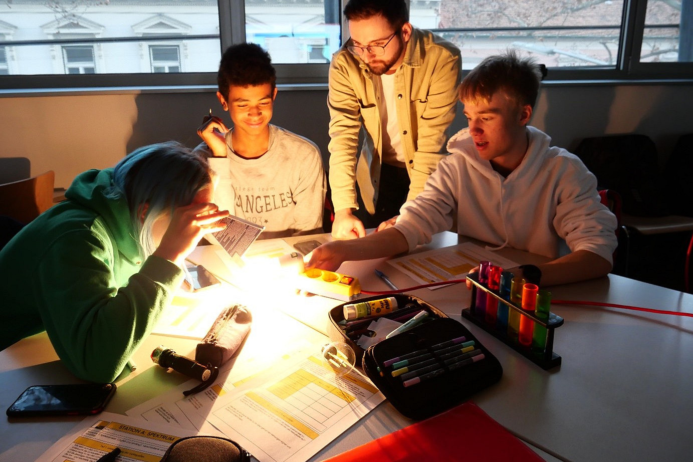 Schüler:innen und Studierender bei einer Station zur Spektralanalyse. Foto: UniGraz/Obczovsky 