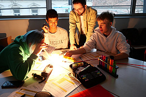 Schüler:innen und Studierender bei einer Station zur Spektralanalyse. Foto: UniGraz/Obczovsky  