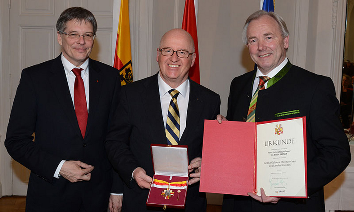 LH Gerhard Dörfler (r.) und LH-Stv. Peter Kaiser überreichten Stefan Karner das Große Goldene Ehrenzeichen des Landes Kärnten. Foto: LPD/Josef Bodner