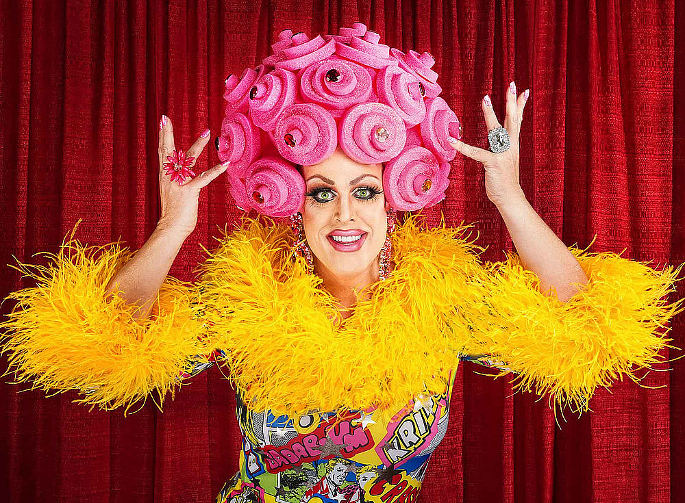 Dragqueen in bunter Kleidung ©2013 Scott Griessel/Creatista