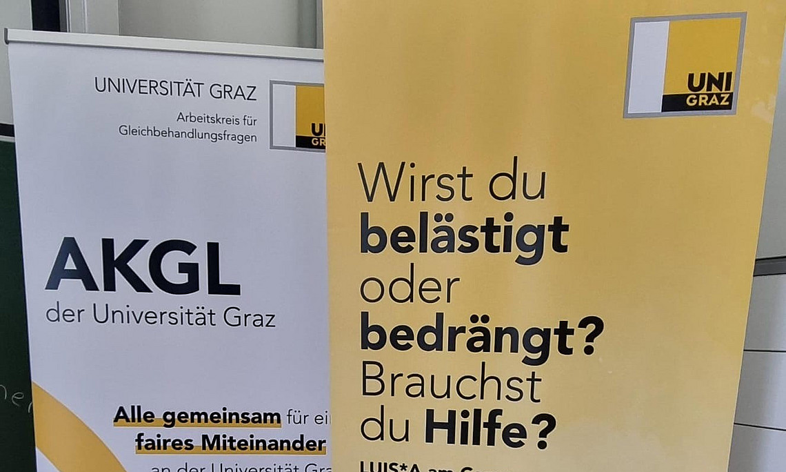 zwei Rollups, eines vom AKGL und eines von LUIS*A, stehen nebeneinandergestellt