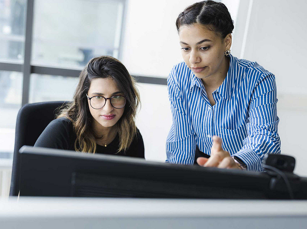 Zwei Frauen vor einem Computerbildschirm, Beispielbild für Financial Reporting, Institut für Unternehmensrechnung und Reporting ©Uni Graz/Kanizaj