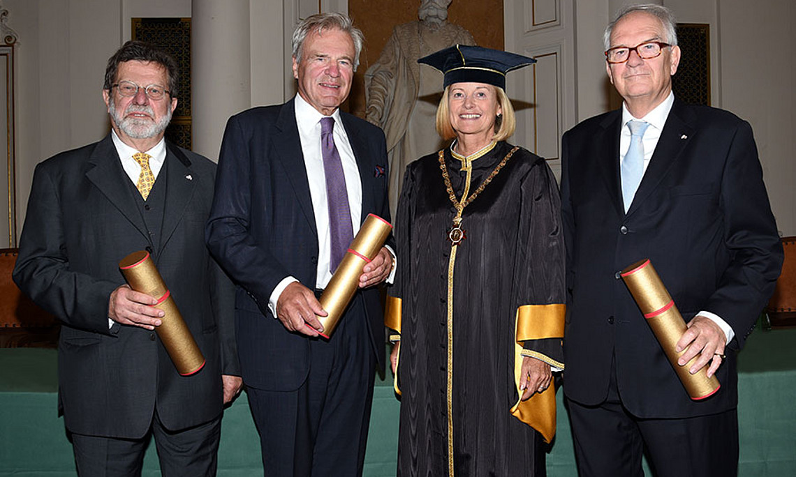 Rektorin Christa Neuper mit Christian Brünner, Veit Sorger und Gerhart Wielinger (v.l.), die gemeinsam mit 25 weiteren AbsolventInnen der Uni Graz das Goldene Doktordiplom erhielten. Fotos: Uni Graz/Pichler