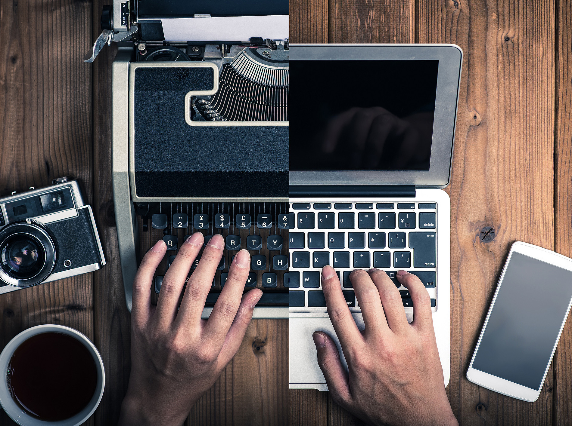 Ein in zwei Hälften geteiltes Bild. Links ist eine Schreibmaschine zu sehen, auf der eine Hand etwas tippt und rechts ein Laptop auf dem ebenfalls getippt wird. 