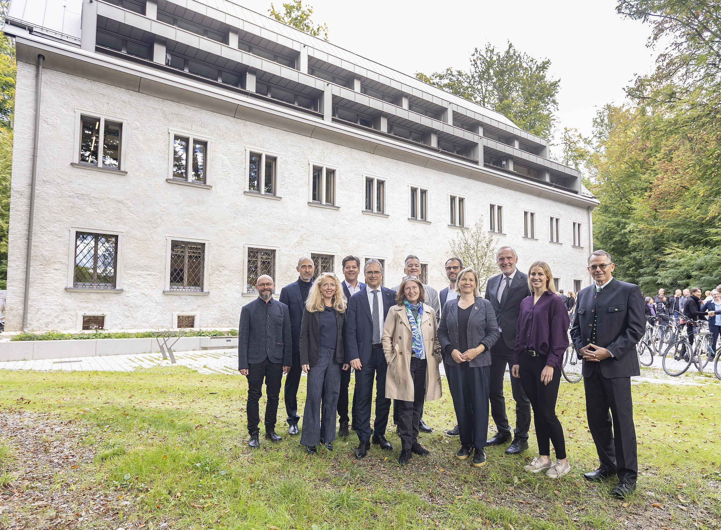 Gruppe von Personen vor einem alten Gebäude ©Foto Fischer